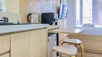 Frigobar, placa de cocina, arrocera
