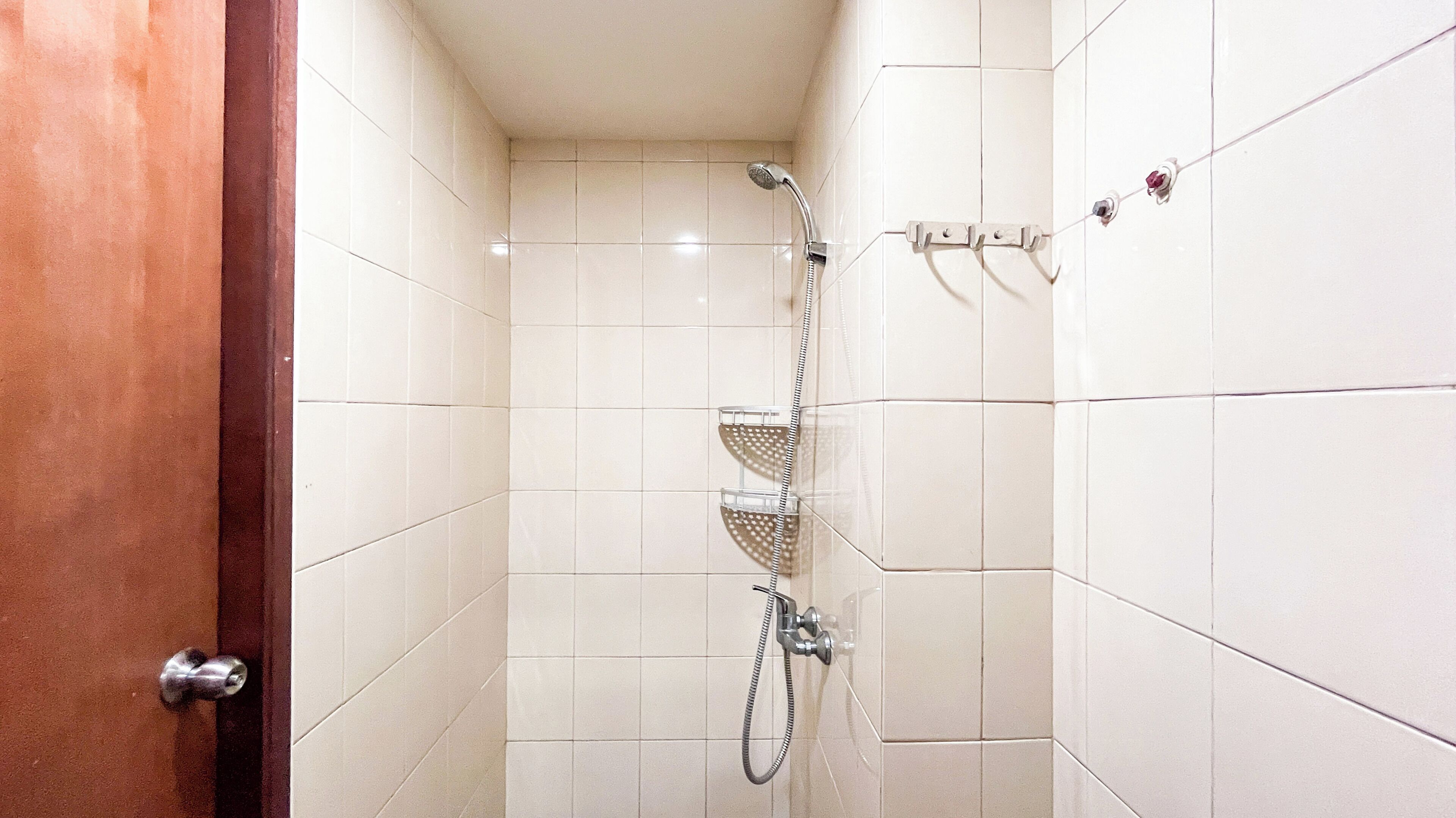 Studio | Bathroom | Shower, free toiletries, towels, soap