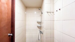 Studio | Phòng tắm | Buồng tắm vòi sen, đồ dùng nhà tắm miễn phí, khăn tắm, xà phòng 