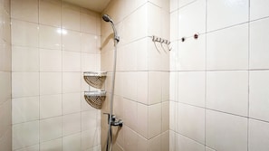Studio | Bathroom | Shower, free toiletries, towels, soap