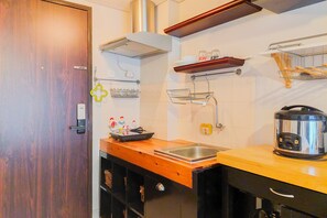 Estudio | Cocina privada | Frigorífico pequeño, placa de cocina y arrocera