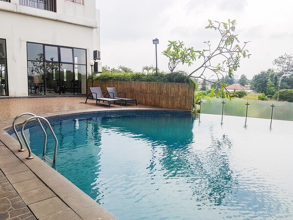 Una piscina al aire libre