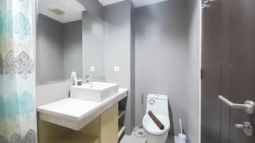 Studio | Badkamer | Een douche, gratis toiletartikelen, handdoeken, zeep