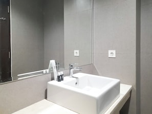 Studio | Salle de bain | Douche, articles de toilette gratuits, serviettes fournies, savon