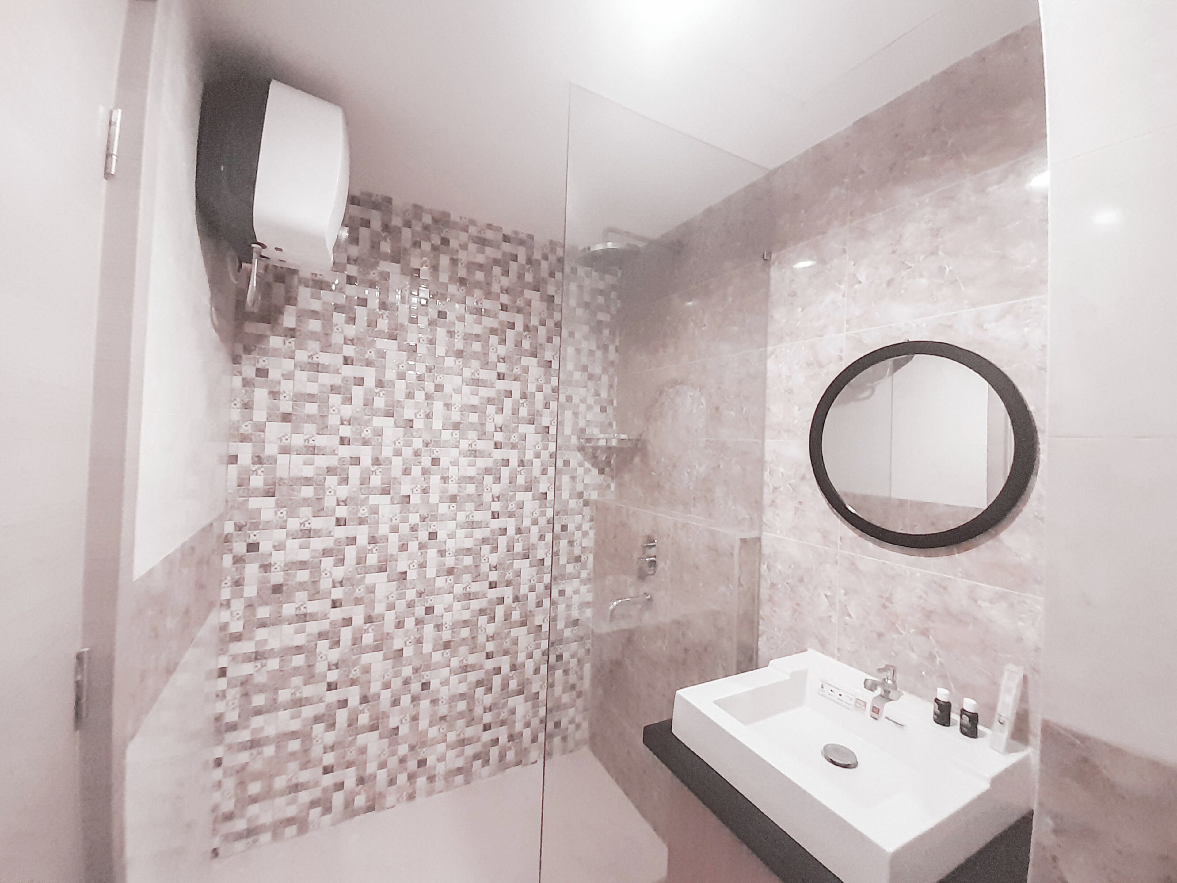 Studio | Kamar mandi | Shower, perlengkapan mandi gratis, handuk, dan sabun