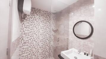 Studio | Bathroom | Shower, free toiletries, towels, soap