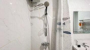 Estúdio | Banheiro | Chuveiro, produtos de toalete grátis, toalhas de banho, sabonete