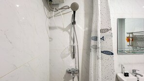 Shower, free toiletries, towels, soap - Modern Studio Room Apartment At Tamansari Skylounge Makassar (Makassar)