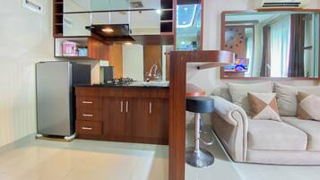 Refrigerador, placa de cocina, arrocera