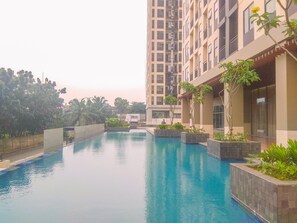 Outdoor pool - Cozy And Clean 2Br At Transpark Cibubur Apartment (Depok)