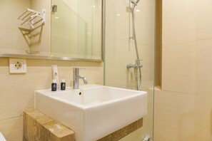 Apartamento | Banheiro | Chuveiro, produtos de toalete grátis, toalhas de banho, sabonete