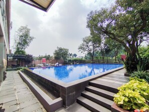 Una piscina al aire libre