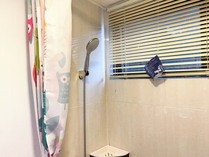 Appartement | Badkamer | Een douche, gratis toiletartikelen, handdoeken, zeep