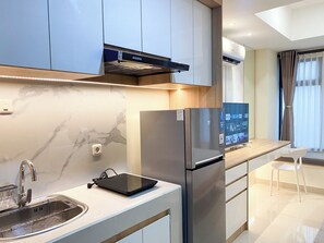 Studio | Private kitchen | Fridge, stovetop, rice cooker - Comfort Living Studio Pollux Chadstone Apartment (Cikarang)