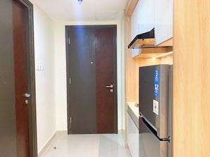 Studio | Private kitchen | Fridge, stovetop, rice cooker - Comfort Living Studio Pollux Chadstone Apartment (Cikarang)