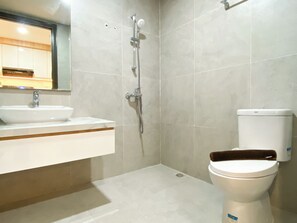 Studio | Bathroom | Shower, towels, soap, shampoo - Comfort Living Studio Pollux Chadstone Apartment (Cikarang)