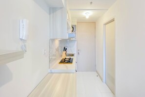 Estudi | Cuina privada | Frigorífic gran i placa de cuina