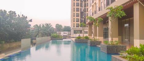 Una piscina al aire libre