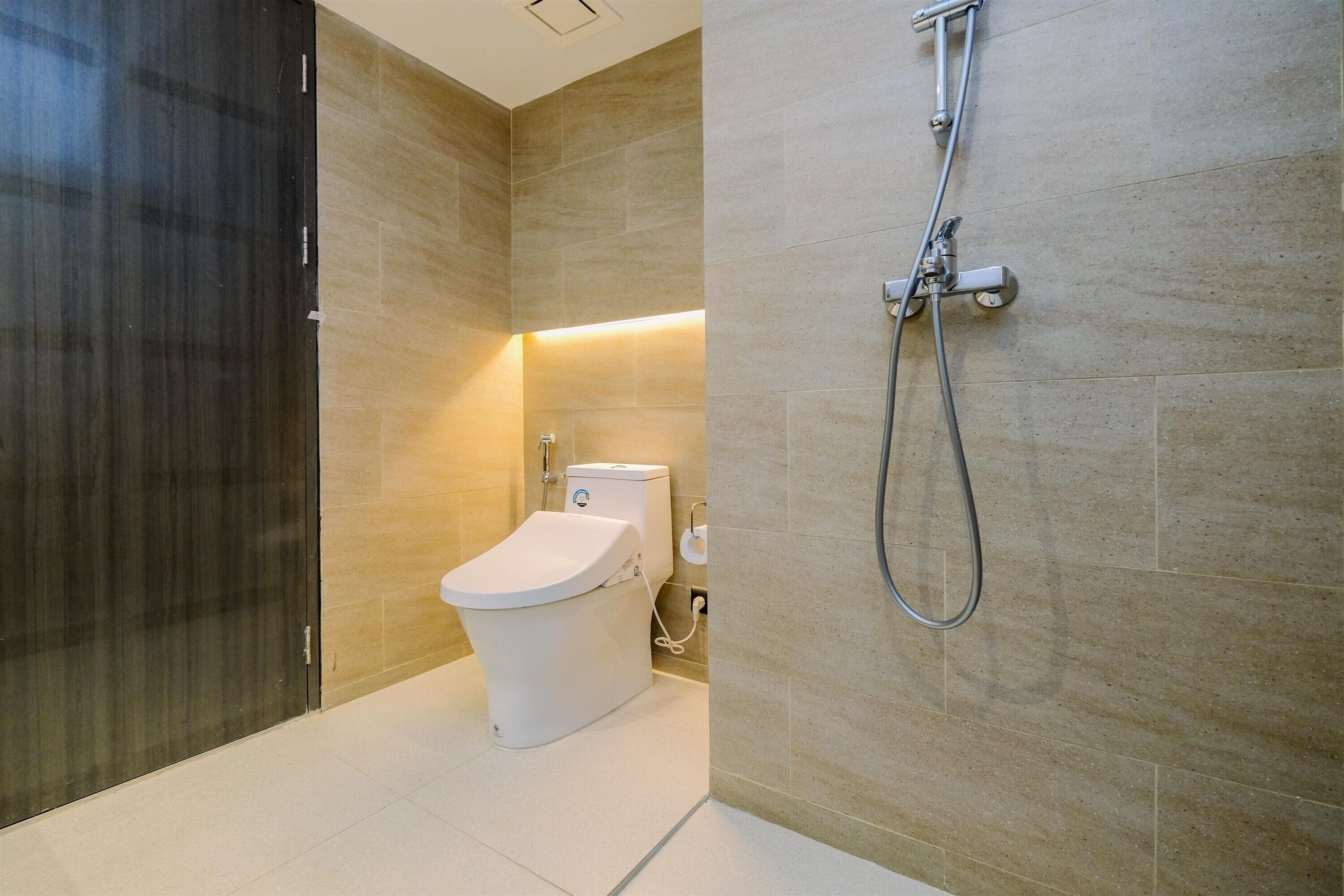 Studio | Bathroom | Shower, towels, soap, shampoo