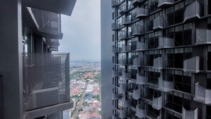 Un immeuble de grande hauteur doté de nombreux balcons et offrant une vue sur le paysage urbain.