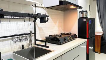 Estúdio | Cozinha privada | Geladeira, cooktop, panela elétrica de arroz