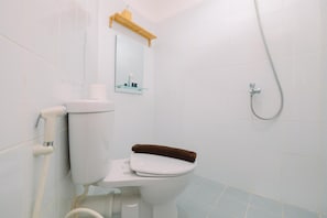Appartement | Badkamer | Een douche, handdoeken, zeep, shampoo