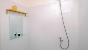 Appartamento | Bagno | Doccia, asciugamani, sapone, shampoo