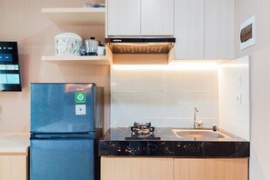 Estudio | Cocina privada | Refrigerador con congelador y parrilla de estufa 