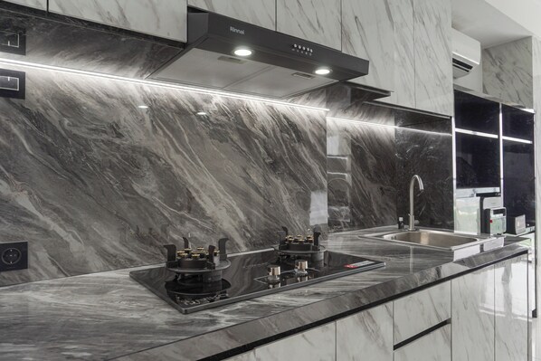 Estudio | Cocina privada | Refrigerador con congelador y parrilla de estufa