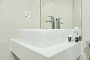 Monolocale | Bagno | Doccia, asciugamani, sapone, shampoo