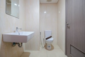 Studio | Bathroom | Shower, towels, soap, shampoo