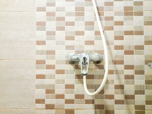 Apartment | Badezimmer | Dusche, Handtücher, Seife, Shampoo
