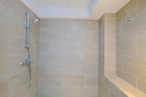 Studio | Badezimmer | Dusche, Handtücher, Seife, Shampoo