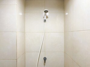 Studiolejlighed | Badeværelse | Bruser, håndklæder, Sæbe, Shampoo