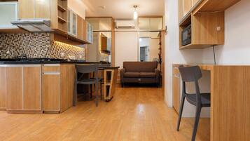 Apartemen | Dapur pribadi | Lemari es, microwave, kompor, dan penanak nasi