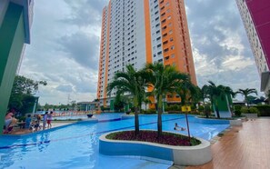 Pool - Combined And Spacious 3Br At Green Pramuka City Apartment (Jakarta)