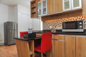Apartment | Private kitchen | Fridge, microwave, stovetop, rice cooker - Combined And Spacious 3Br At Green Pramuka City Apartment (Jakarta)