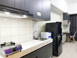 Studio | Private kitchen | Fridge, stovetop - Good Choice And Comfy Studio At Springlake Summarecon Bekasi Apartment (Bekasi)