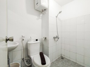 Studiolejlighed | Badeværelse | Bruser, håndklæder, Sæbe, Shampoo