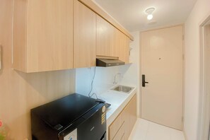 Studio | Private kitchen - Brand New And Modern Studio At Tokyo Riverside Pik 2 Apartment (Teluknaga)