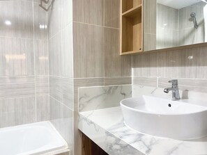 Studio | Badezimmer | Dusche, Handtücher, Seife, Shampoo