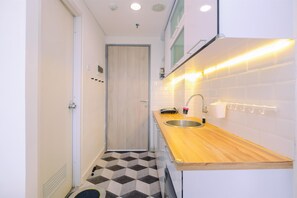Studio | Private kitchen | Mini-fridge, stovetop