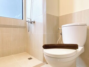 Apartemen | Kamar mandi | Shower, handuk, sabun, dan sampo