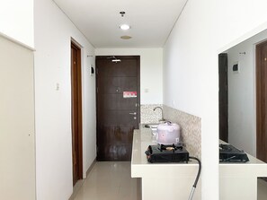 Private kitchen - Comfort Living Studio At Enviro Apartment (Cikarang)