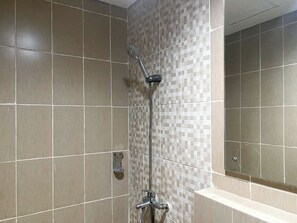 Studio | Kamar mandi | Shower, handuk, sabun, dan sampo