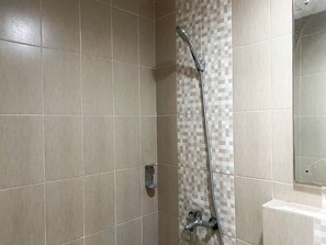 Studio | Badezimmer | Dusche, Handtücher, Seife, Shampoo