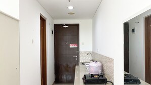 Studio | Private kitchen - Comfort Stay Studio At Enviro Apartment (Cikarang)