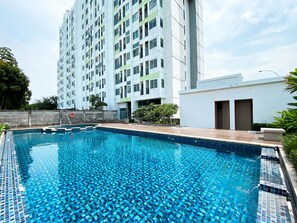 Outdoor pool - Restful And Comfy Studio Enviro Apartment (Cikarang)