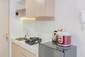 Estudio | Cocina privada | Frigobar, parrilla de estufa y arrocera 