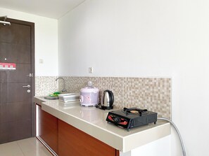 Studio | Private kitchen | Mini-fridge, stovetop, rice cooker - Best Homey Studio At Enviro Apartment (Cikarang)